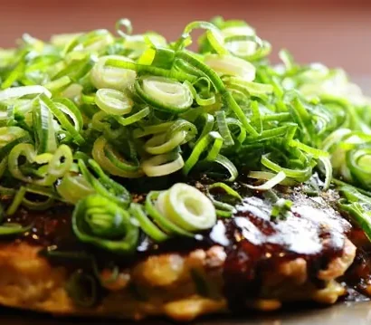 青ねぎをのせたお好み焼き